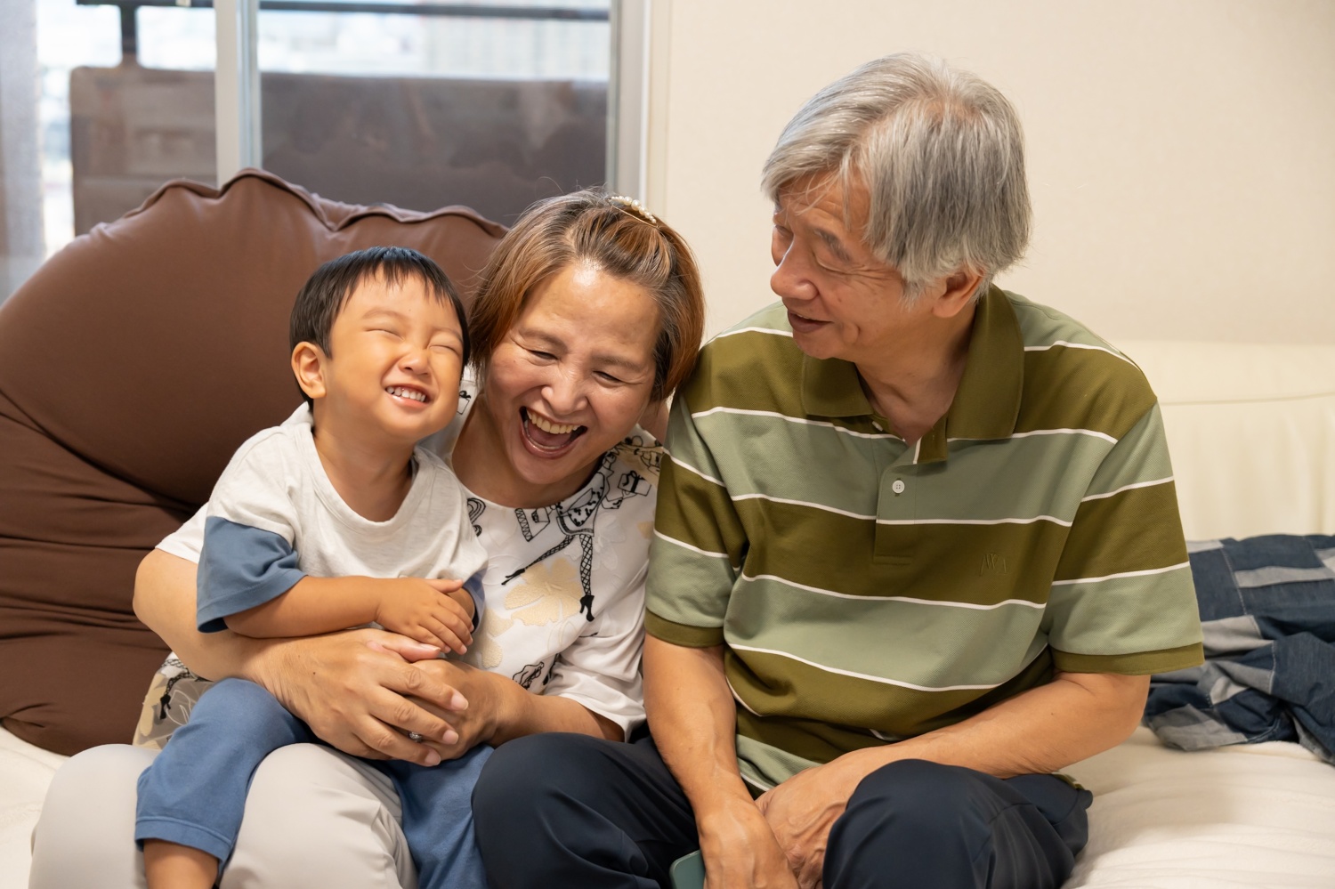 祖父母と孫が笑い合う様子