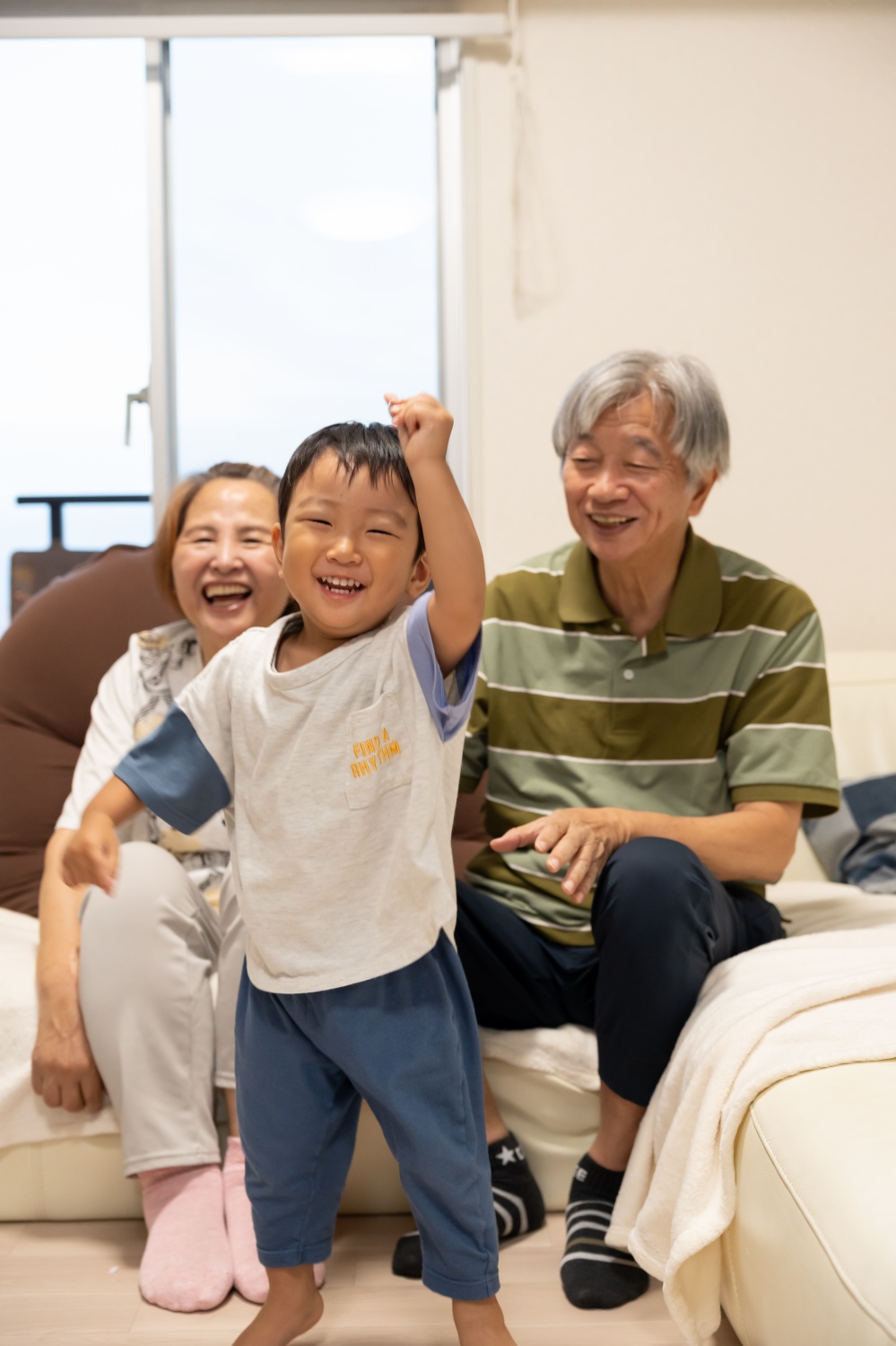 祖父母と孫が一緒に笑う様子